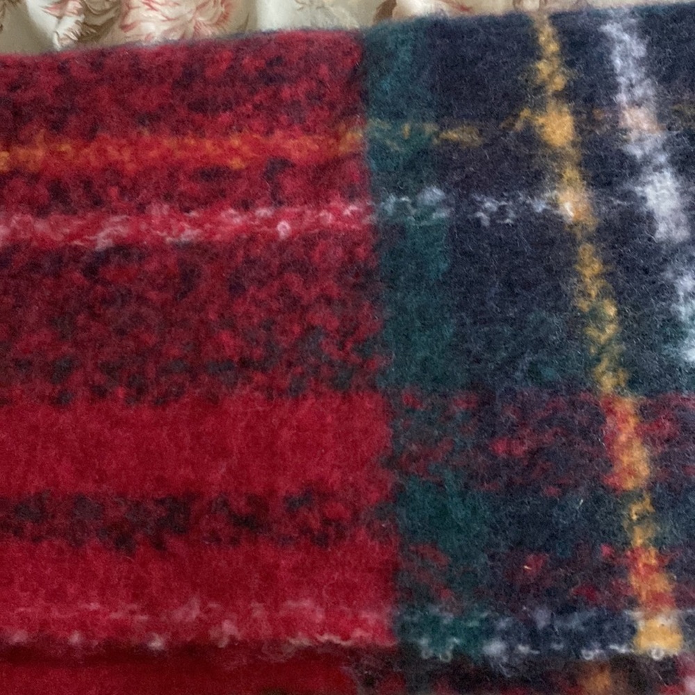 Hollister Plaid Blanket Scarf NWOT Red Multi Plaid with Long Fringe One Size - Picture 7 of 9